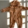 Combinaison pyjama pour bebe en coton biologique couleur terre cuite avec motifs animaux et capuche a oreilles