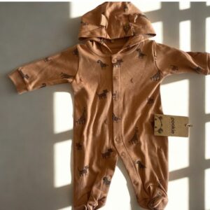 Combinaison pyjama pour bebe en coton biologique couleur terre cuite avec motifs animaux et capuche a oreilles
